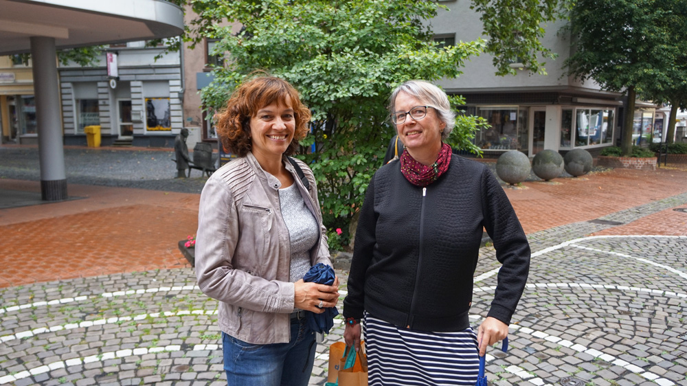 Zwei von zahlreichen Besucher*innen beim Get together: Andrea Vogt (li) von der Galerie Konzept 48/11 mit der Krefelder Künstlerin Susanne Kurwig, die im Juli in der Galerie auf der Langen Straße 48 ihre Arbeiten ausstellt