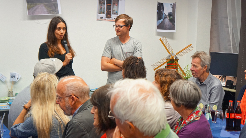 Ihr Lieblingsort ist die Schöffengasse: Studentin Leila Rudzki mit Lukas Kratzer vom DülkenBüro