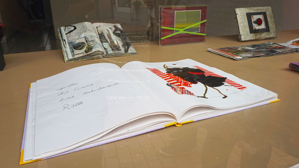 Von der Neusser Künstlerin Helga Weidenmüller gestaltetes Schaufenster im Rahmen der Aktion SchaufensterKunstBummel