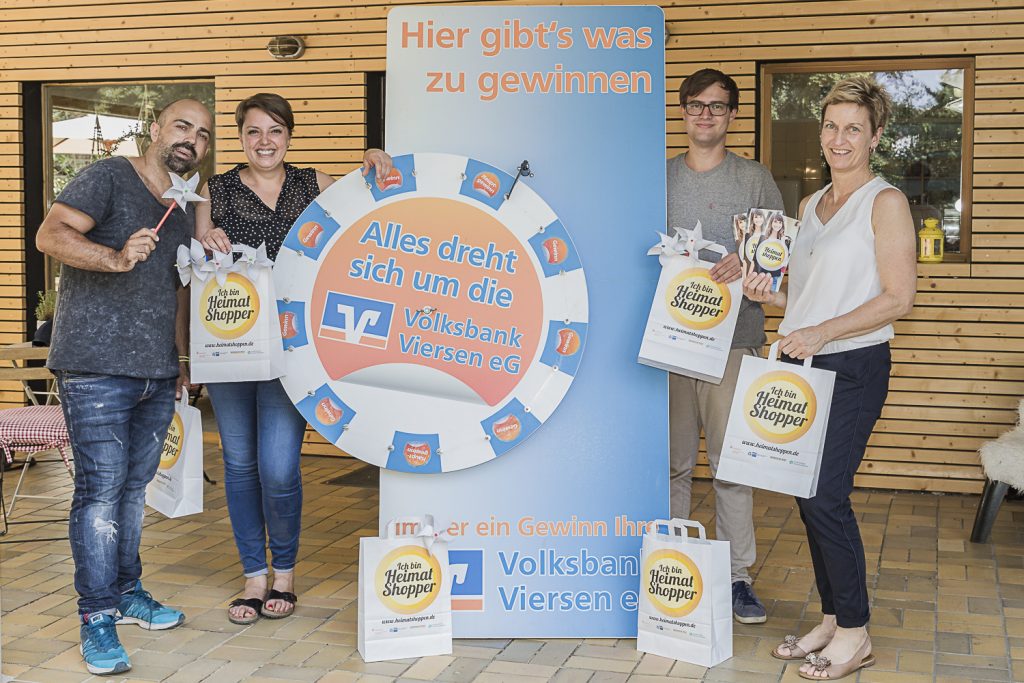 Der Arbeitskreis Einzelhandel veranstaltet eine Glücksrad-Aktion. Auf dem Bild v. li.: Apostolos Stilos - Lucky Foto, Rosa Concorso - Café Kantinchen, Lukas Kratzer (CIMA), Susanne Laurenz (Citymanagement Stadt Viersen)
